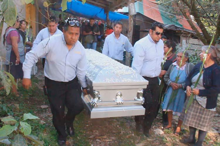 Reciben con flores a los migrantes muertos en Stockton