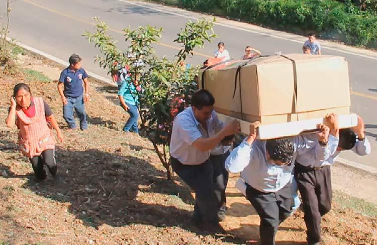 Reciben con flores a los migrantes muertos en Stockton