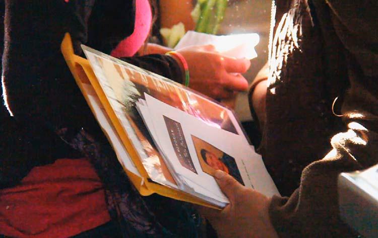 Reciben con flores a los migrantes muertos en Stockton