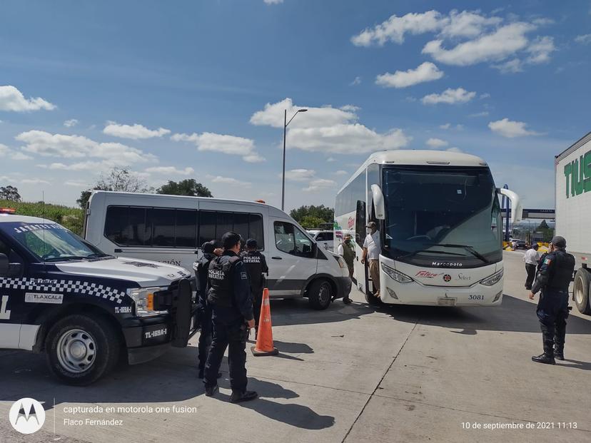 Rescatan a 24 haitianos en la caseta Arco Norte en Texmelucan