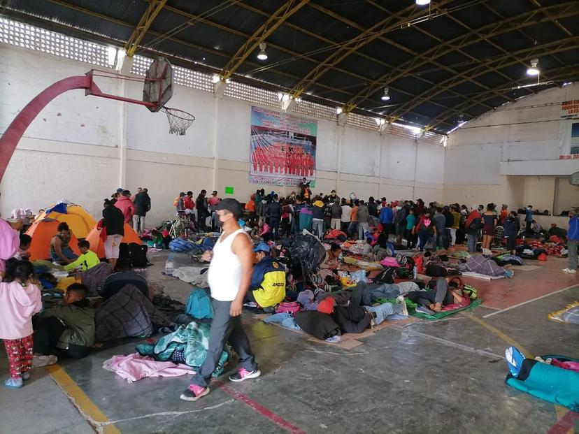 Caravana de migrantes llega a Xoxtla y recibe apoyo de autoridades