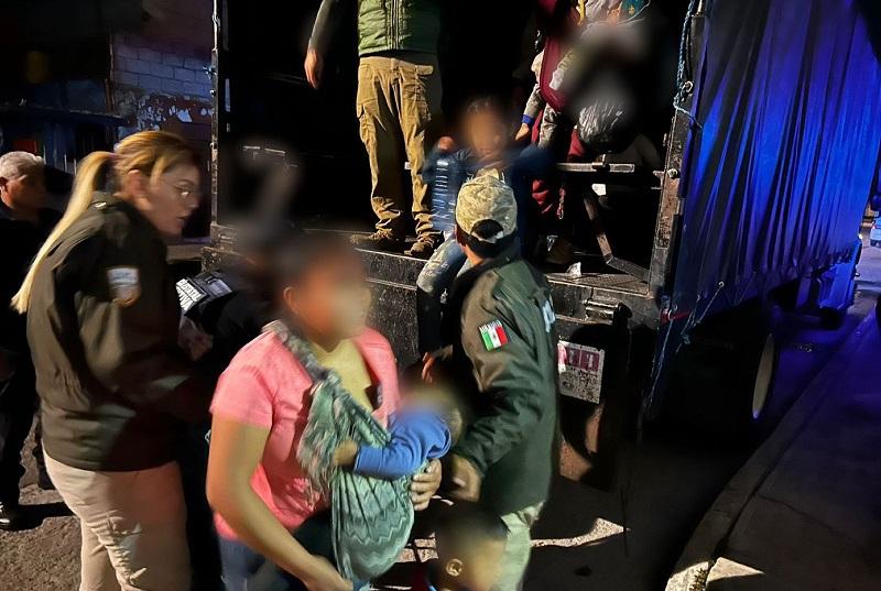 VIDEO Tráiler llevaba hacinados a 231 migrantes en la México-Puebla