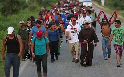 Jueza federal frena plan de Trump para quitar estatus legal a migrantes
