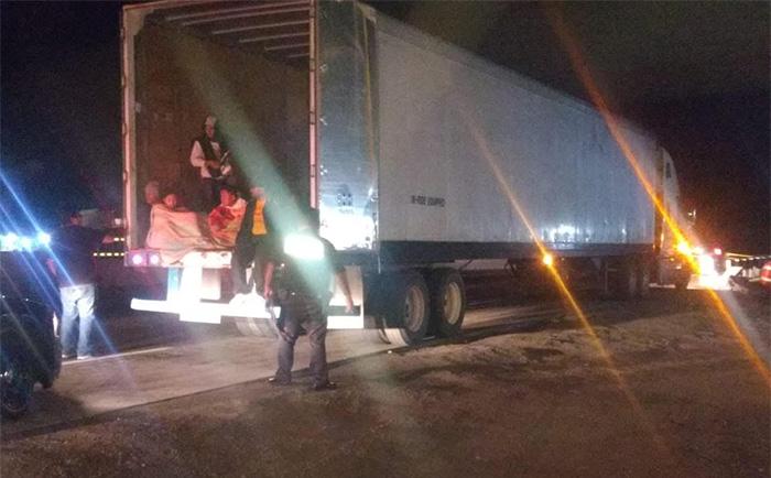 Federales escoltan autobús de migrantes en la Puebla-Orizaba