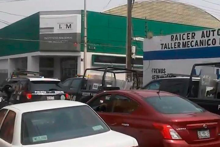 Cubanos golpean a personal del INM en Puebla