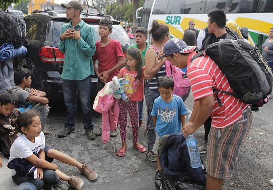 Detienen a dos polleros con 76 migrantes sobre la Puebla-Orizaba