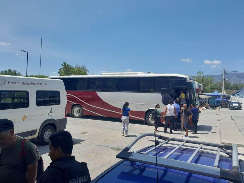 Realizan autoridades revisión de migrantes durante su paso por San Gabriel Chilac 