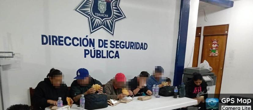 Tras persecución detienen a 17 indocumentados en Tehuacán 