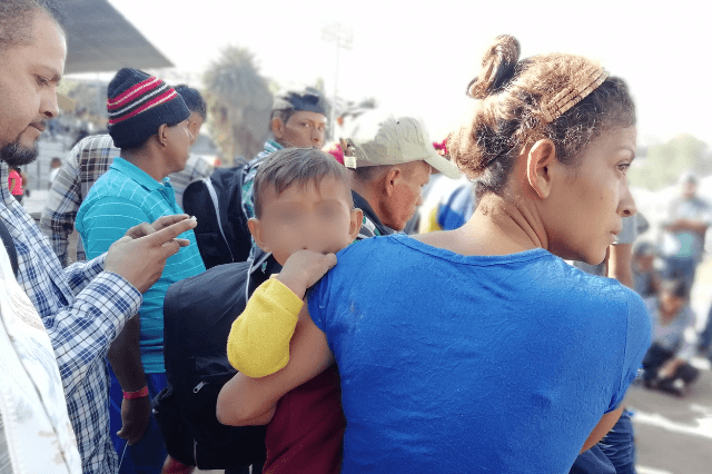 En Oaxaca, activistas indígenas ayudan a migrantes varados 