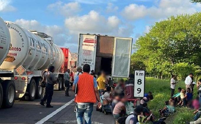 Hallan deshidratados a migrantes en una caja de tráiler en Veracruz