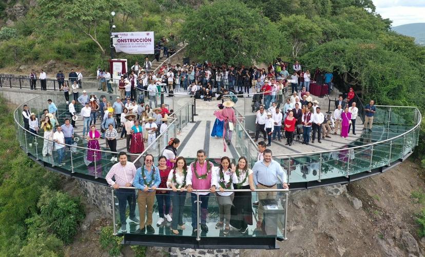 Recibe 11 mil visitantes mirador de cristal de Atlixco en su primer fin de semana