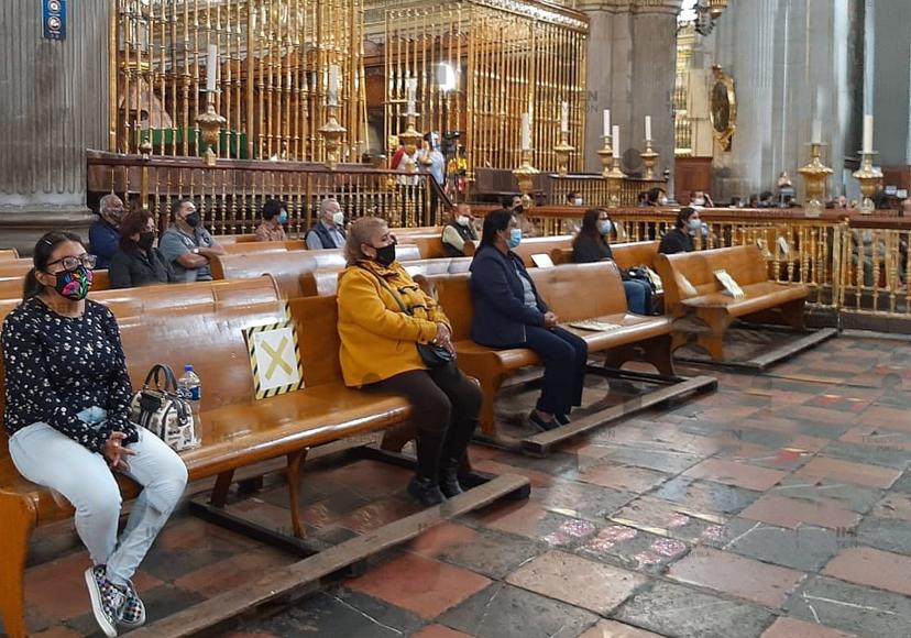 Realizan primera misa presencial en catedral de Puebla