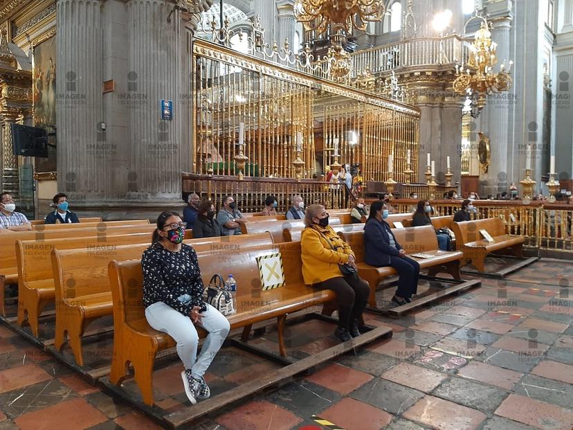 Realizan primera misa presencial en catedral de Puebla