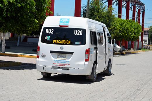 Choferes del transporte no quieren subir a abuelitos en Izúcar