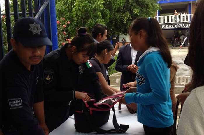 Policías implementan operativo mochila en bachillerato de Huaquechula