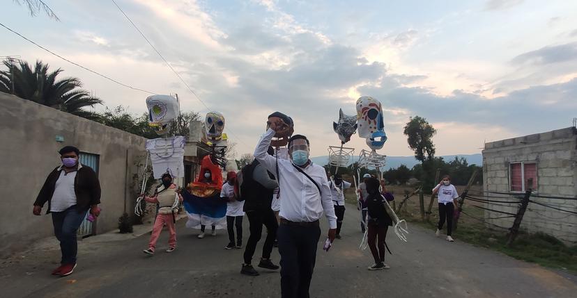 Con mojigangas candidato independiente de Palmar de Bravo inicia campaña 