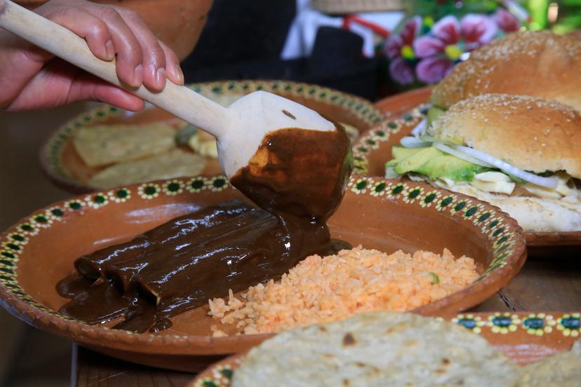 Prepara Calpan venta de mole tradicional