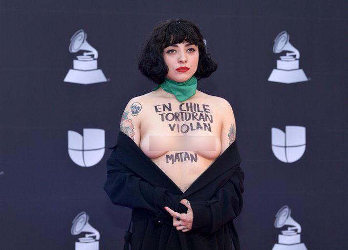 Mon Laferte muestra sus pechos para denunciar situación de Chile