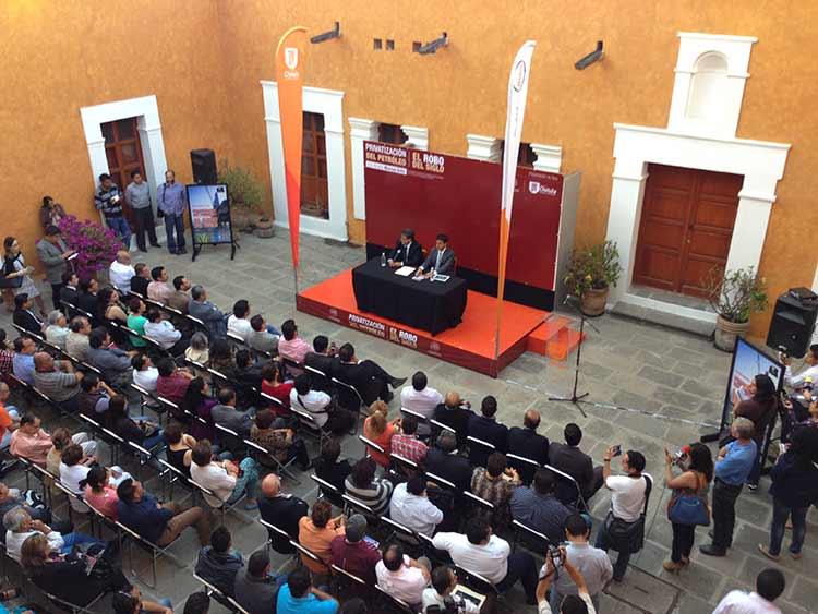 Presenta Ricardo Monreal en San Pedro Cholula su libro sobre Reforma Energética