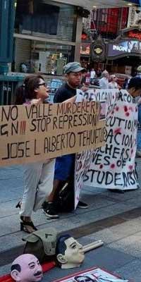 Asesino llaman a Moreno Valle durante protesta en Nueva York