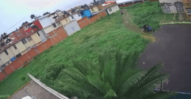 VIDEO A punta de pistola roban motocicleta en Texmelucan