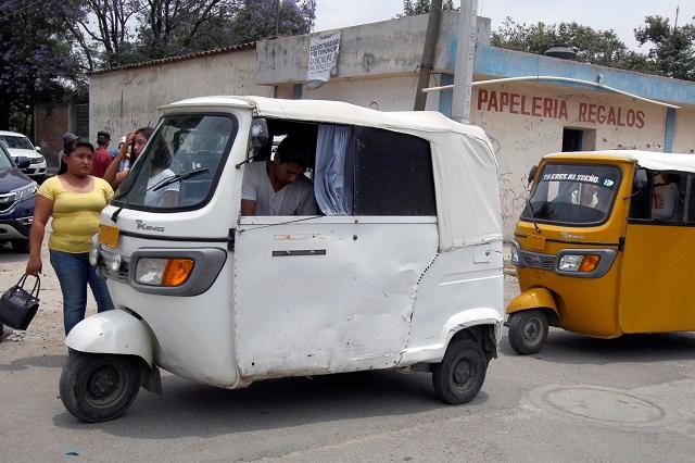 Moto taxi se va con todo y estudiantes a zanja en La Galarza, Izúcar