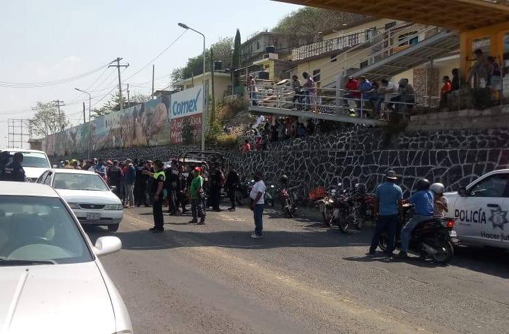 Fuerza Territorial Poblana cierra carretera en Izúcar; se opone a operativos de Vialidad