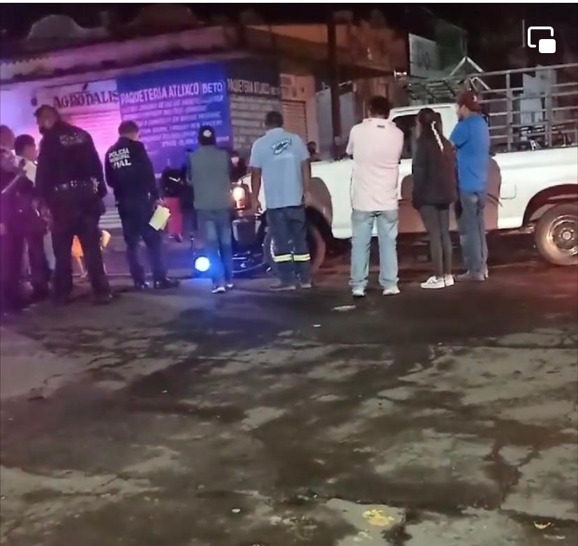 Camioneta se lleva a repartidor de pizzas en Atlixco