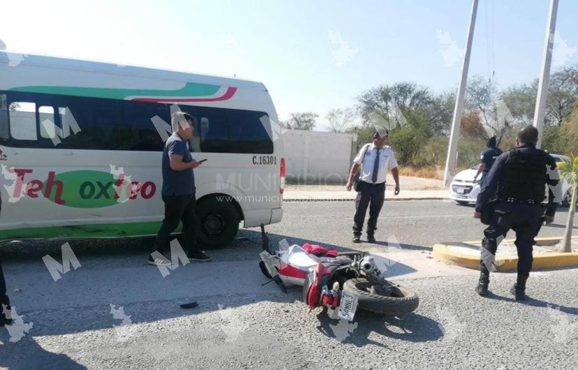 Estudiantes resultan lesionados al chocar con transporte público en Ajalpan 