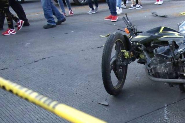 Muere abuelito al estrellar su moto en poste en el Periférico
