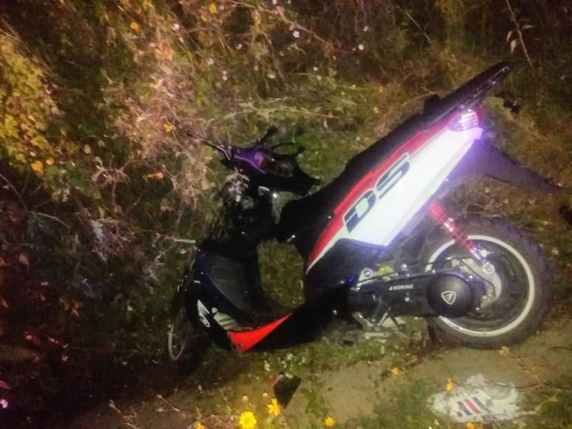 Joven motociclista se estrella contra poste en límites entre Huejotzingo y Domingo Arenas