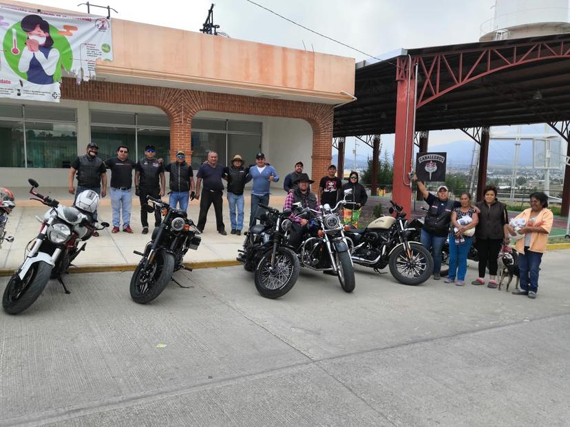 Club de motociclistas entregan despensas a adultos mayores de Texmelucan