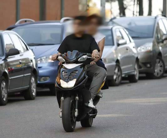 Ojo: avanza prohibición para que menores de 12 años viajen en motocicletas