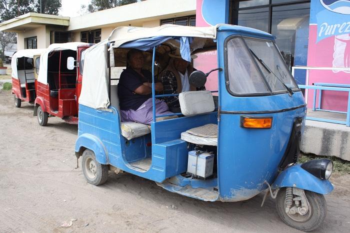 Aspirante a la alcaldía de Tepeojuma usa a menores de edad para conducir sus mototaxis