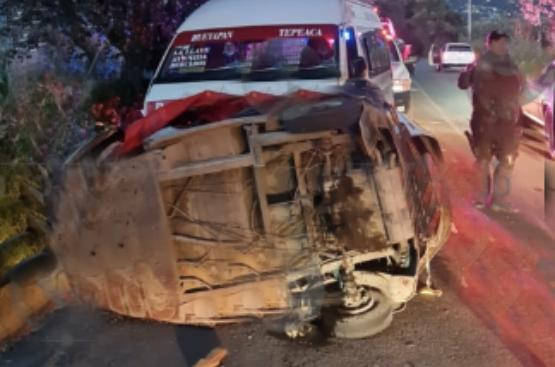 Choque entre combi y mototaxi deja dos muertos en el bulevar Tepeaca-Amozoc