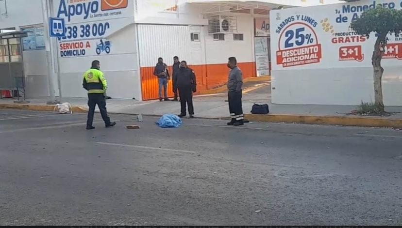 Auto atropellan a abuelita y la arrastra 20 metros en calles de Tehuacán 