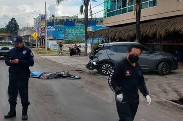 VIDEO Mariachi muere prensado entre auto y traíler en la Vía Corta Chiautempan-Puebla