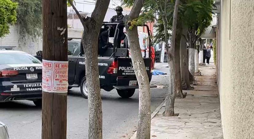 Muere motociclista y otro queda lesionado al derrapar en Tehuacán