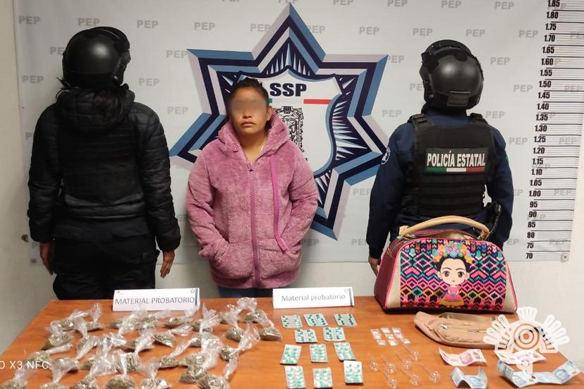 La detienen en posesión de aparente droga en la Vía Xalapa