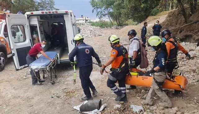 Rescatan a mujer que cayó a barranca tras resistirse a asalto en Puebla capital