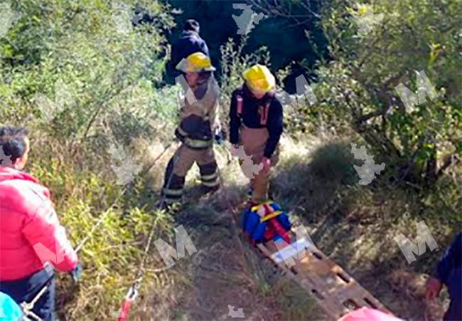 Rescatan a mujer que cayó en barranca  de 20 metros en Texmelucan