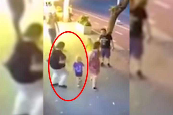 VIDEO En vía pública mujer apuñala a niño de tres años