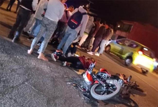 Microbús embiste a mujer en moto rumbo a San Miguel Canoa en Puebla