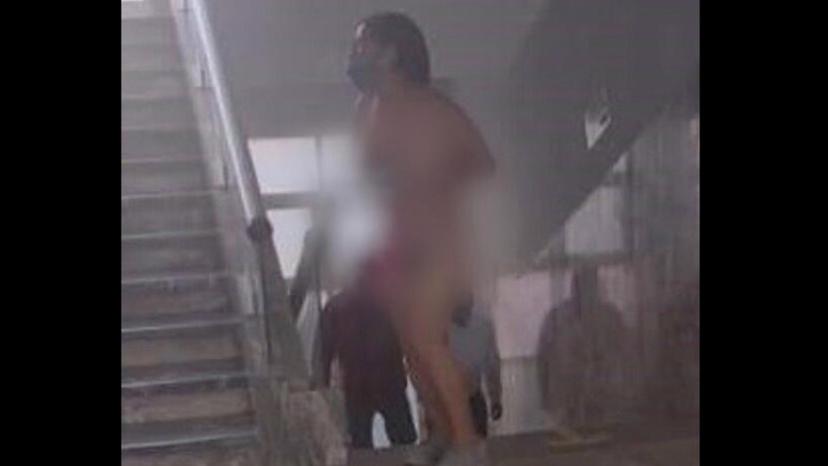 VIDEO Mujer acude a la Fiscalía desnuda para exigir que se aclare asesinato de su hijo