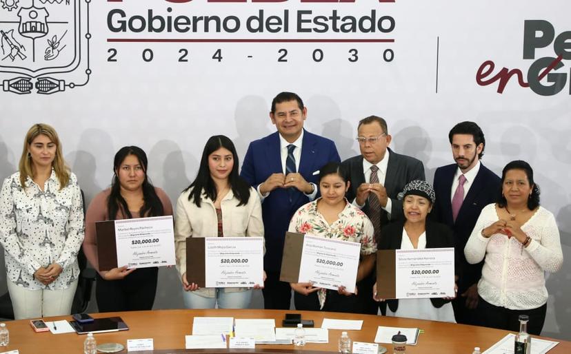 Armenta apoya a poblanos repatriados con Migrante Emprende