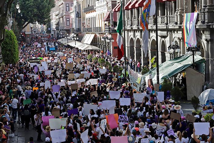 Participan 15 mil mujeres en Marcha Feminista; exigen renuncia a fiscal