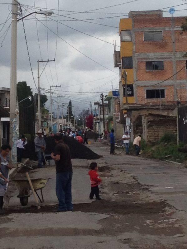 Habitantes de Texmelucan se organizan y tapan baches con escombro