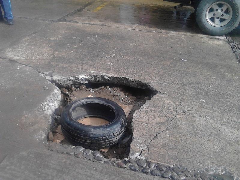 Habitantes de Texmelucan se organizan y tapan baches con escombro