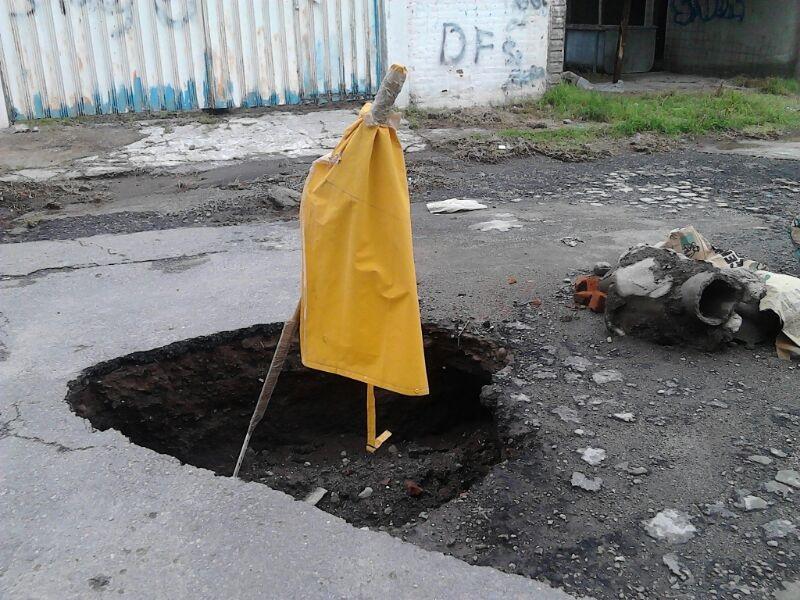 Habitantes de Texmelucan se organizan y tapan baches con escombro