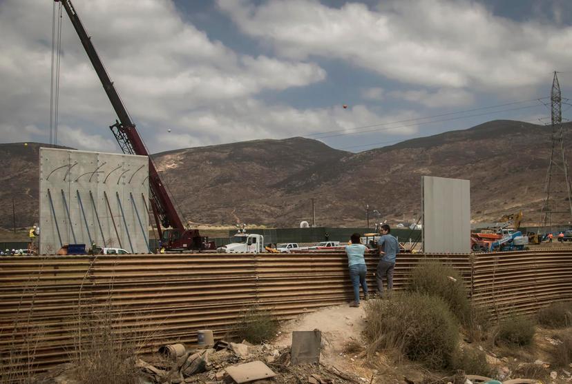 Gringo de 56 años construye su propio muro con México